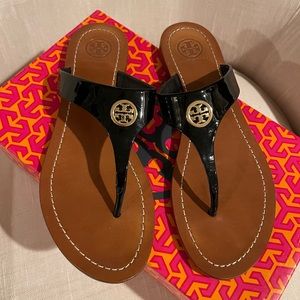 Tory Burch black patent Cameron thong size 6.5